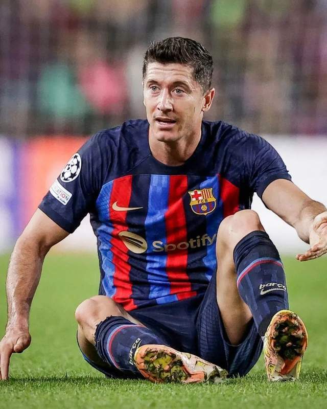 国米机会来了!权威媒体:欧冠巴萨两回合对阵国米莱万都将缺阵